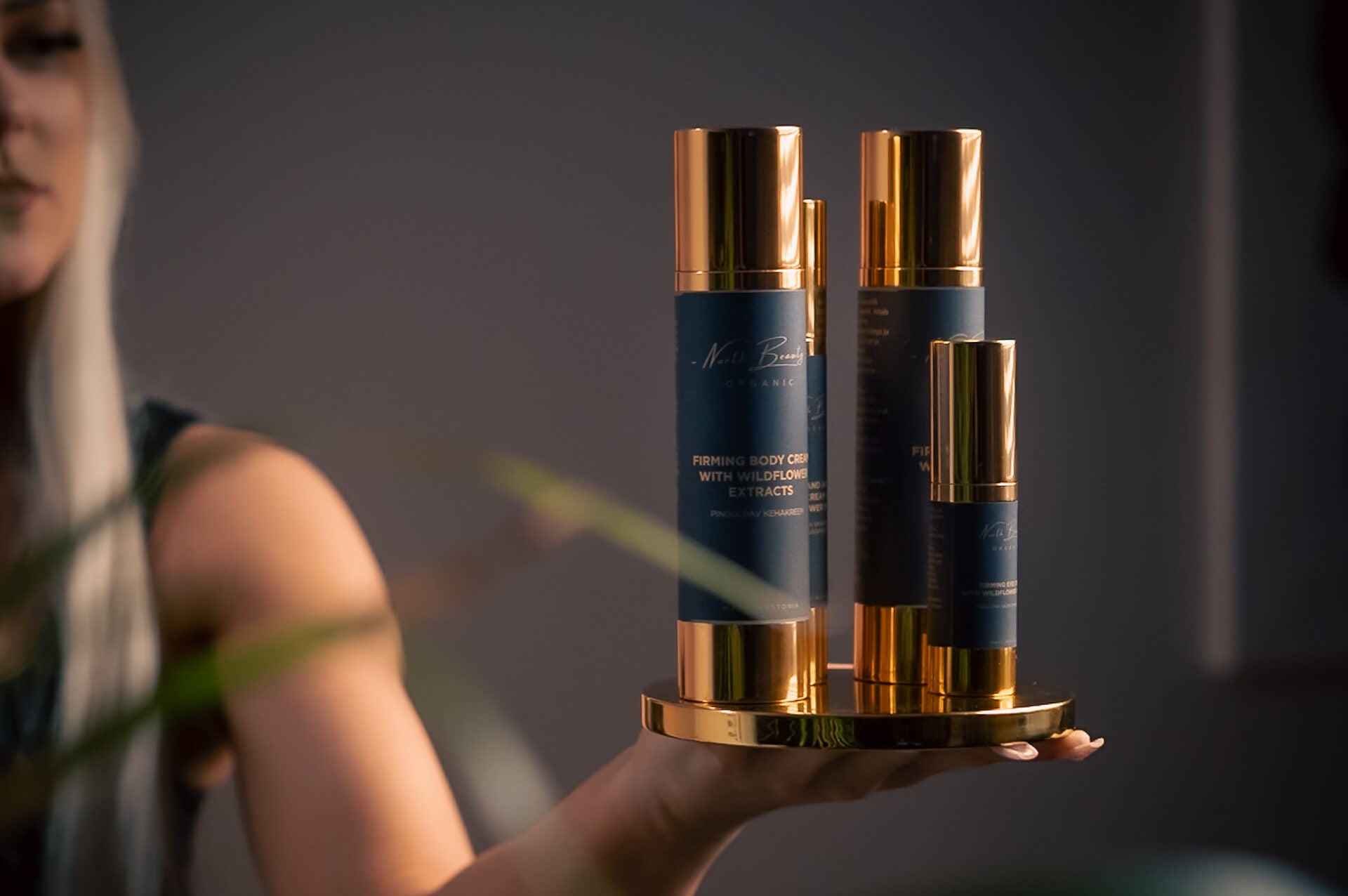 Stangrinamasis kūno ir veido rinkinys su hialurono rūgštimi ir gėlių ekstraktais