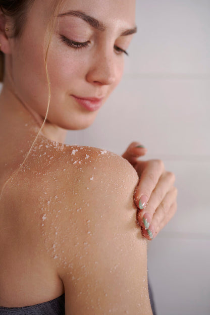 Levandų kūno šveitiklis su greipfrutų eteriniu aliejumi - 250 ml